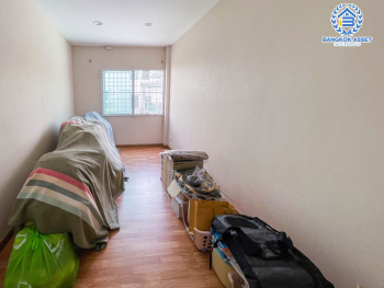 ทาวน์เฮ้าส์มือสอง ม.ดิ แอททิค2 แจ้งวัฒนะ เนื้อที่กว้าง 21 ตร.ว. ฟังก์ชัน 3 ห้องนอน 3 ห้องน้ำ 1 ที่จอดรถ บ้านสภาพสวย ด้านข้างมีพื้นที่ สิ่งอำนวยความสะดวกครบครัน พร้อมอยู่ บนทำเลเดินทางง่าย เชื่อมต่อ ถ.แจ้งวัฒนะ, ถ.ติวานนท์ ใกล้รถไฟฟ้าสายสีชมพู "สถานีห้าแยกปากเกร็ด" และทางด่วน "ศรีรัช(ด่านแจ้งวัฒนะ)"